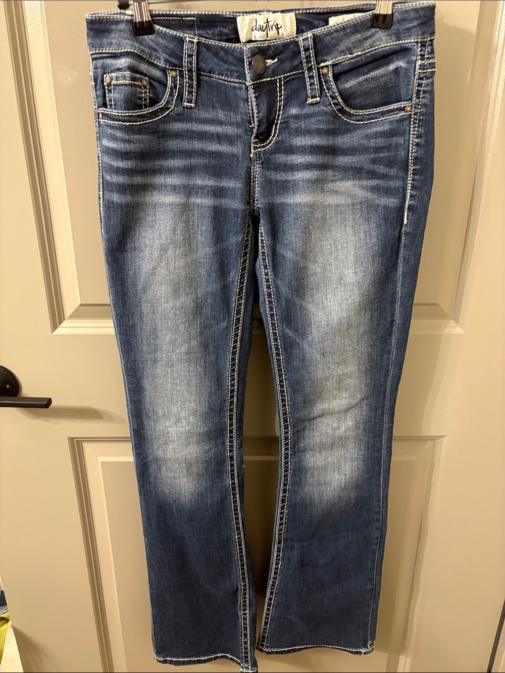 Daytrip Gemini Bootcut Jeans in Medium Blue Wash